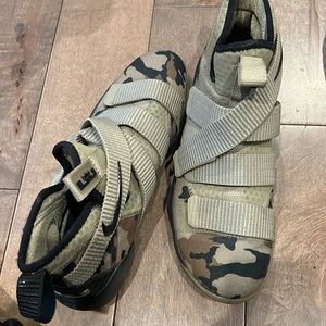 Nike LeBron camo Zoom tennis shoes